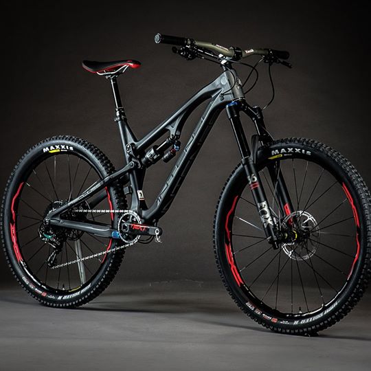Limited Edition: Intense Recluse Black and Red