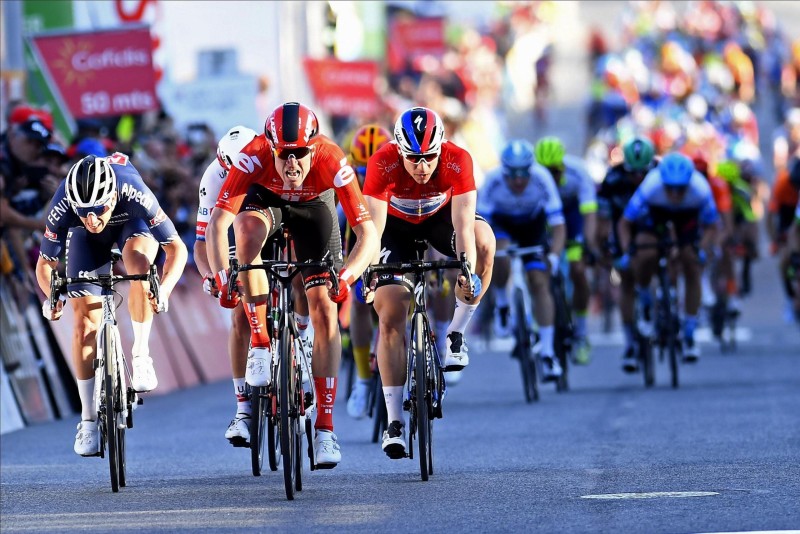 Cees Bol Produces Powerful Kick to Win Sprint Finish in Tavira