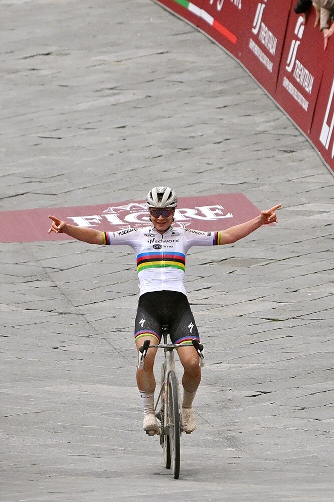 Lotte Kopecky completes team game perfectly and triumphs in Piazza del Campo