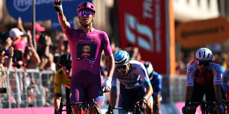 Jonathan Milan completes a Giro Hat-Trek!